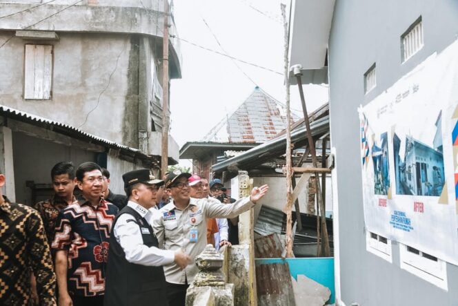 
					Pj Gubernur Agus Fatoni Serahkan Kunci Rumah Layak Huni kepada Warga Penerima Manfaat di Kawasan Plaju Palembang