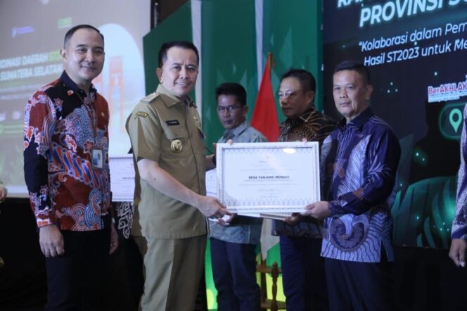 
					Pj Gubernur Agus Fatoni Serahkan Penghargaan Pemenang Desa Cantik di Sumsel