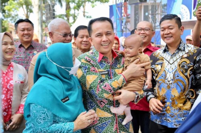 
					Pj Gubernur Agus Fatoni dan Pj Ketua PKK Tyas Fatoni Sumsel Bagikan Bantuan Stunting di Pagar Alam