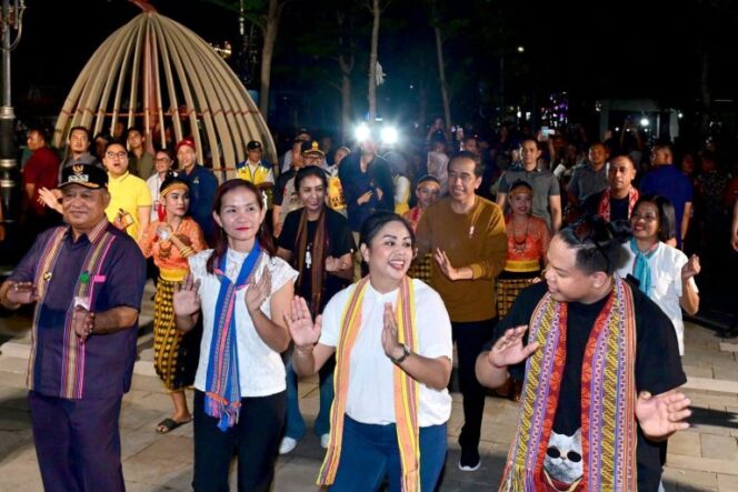 
					Malam di Kupang, Presiden Jokowi Berkumpul dan Menari dengan Masyarakat