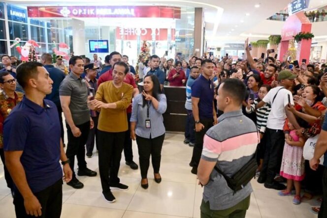 
					Saat Presiden Jokowi Santap Malam di Mal Kota Kupang