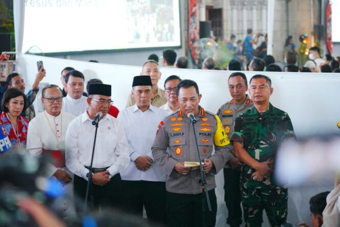 
					Keliling Gereja, Kapolri Pastikan Perayaan Ibadah Natal Berjalan Aman