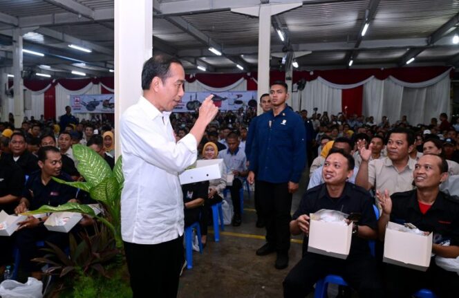 
					Saat Presiden Santap Siang Nasi Kotak Bersama Karyawan Pabrik