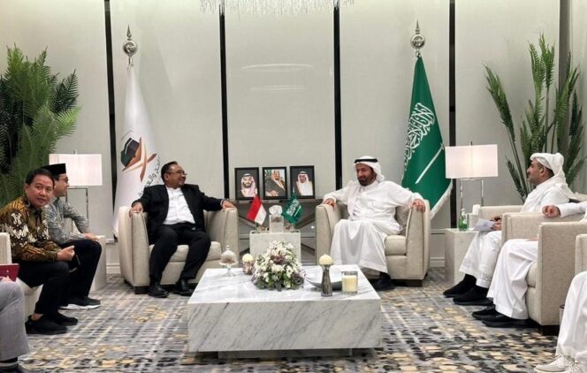 
					Bertemu di Jeddah, Menag Yaqut dan Menhaj Taufiq Bahas Persiapan Haji 1445 H