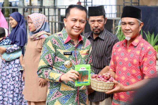 
					Pj Gubernur Agus Fatoni dan Pj Ketua PKK Sumsel Bagikan Bibit Cabe dan Bawang Stunting di Pagar Alam