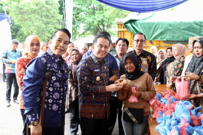 
Serius Tekan Inflasi, Pj Gubernur Agus Fatoni Buka Gebyar Pasar Murah bagi Masyarakat Ekonomi Lemah