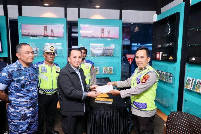 
Pj Gubernur Sumsel Agus Fatoni Tinjau Posko Keamanan Natal dan Tahun Baru di Bandara Palembang