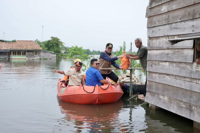 
					Tinjau Lokasi Banjir di Muba, Pj Gubernur Agus Fatoni Antar Langsung Bantuan ke Rumah Warga Gunakan Perahu Karet