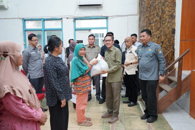 
Ratu Dewa Bagikan 1.000 Paket Sembako