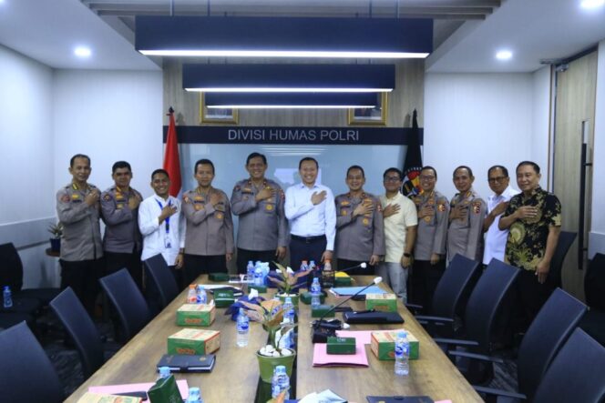 
Kembangkan Sarana Prasarana dan Teknologi Informasi, Humas Polri Jalin MoU dengan Astra