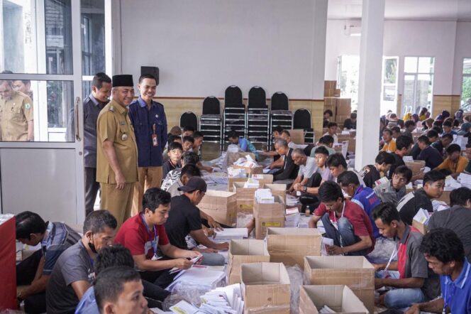 
Pastikan Pemilu 2024 Berjalan Lancar, Pj Bupati Muba Tinjau Kesiapan KPU