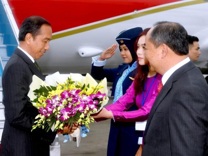 
Dari Manila, Presiden Jokowi Tiba di Hanoi