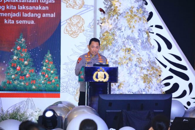 
Di Acara Natal Bersama Polri, Kapolri Titip Cooling System ke Tokoh Lintas Agama