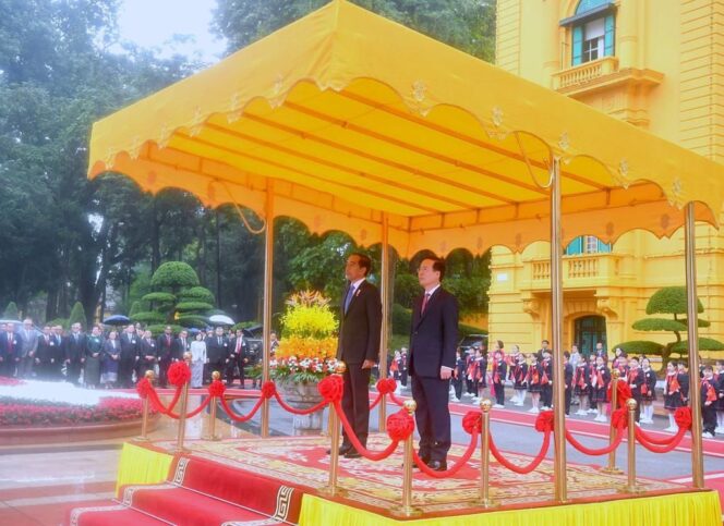 
Presiden Jokowi Disambut Upacara Kenegaraan di Hanoi