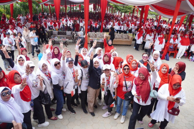 
Siti Atiqoh Ganjar Janji Wujudkan Satu Desa Satu Puskesmas