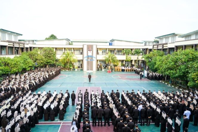 
					Histeris Siswa Siswi Berebut Selfi Foto Bersama Pj Bupati Apriyadi