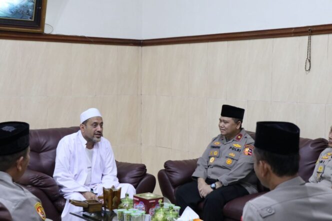 
					Ditemui Wakaops NCS Polri, Habib Taufiq Assegaf Pasuruan Doakan Pemilu Berjalan Aman dan Damai