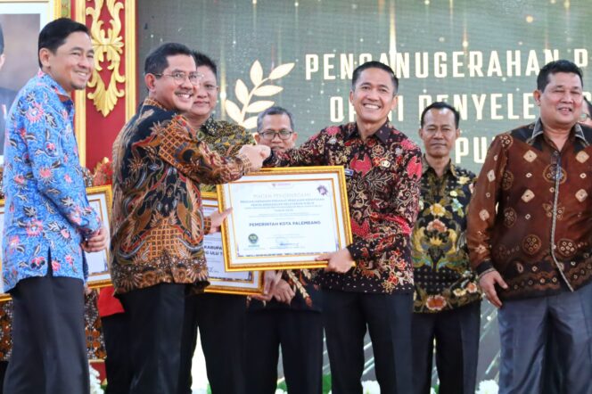 
					Raih Nilai 93,75 Kualitas Tertinggi Kepatuhan Pelayanan Publik, Pemkot Palembang Terima Penghargaan Dari Ombudsman RI