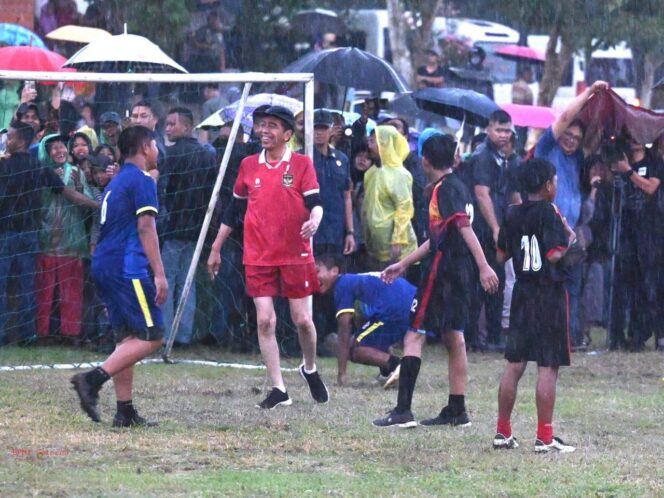 
Sambut Lolosnya Timnas di Piala Asia, Presiden Jokowi Main Bola Bareng Warga Sleman