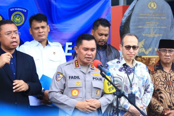 
					Kabaharkam Polri Lepas 111 Personel Amankan TPS Luar Negeri: Jalankan Tugas dengan Baik