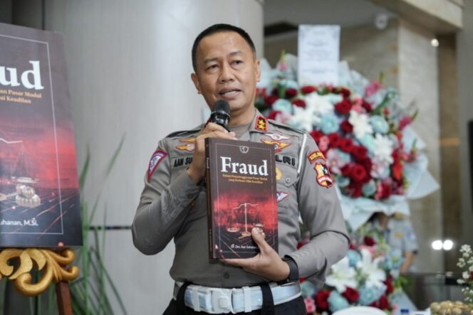 
Kakorlantas Polri Luncurkan Buku Fraud Dalam Pasar Modal