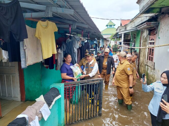
					Ratu Dewa Datangi Satu Persatu Rumah Warga Kebanjiran Di 3-4 Ulu