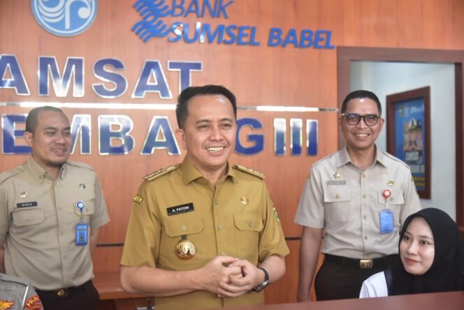 
Pj Gubernur Sumsel Agus Fatoni Cek Pelayanan Samsat Palembang 3 di Hari Pertama Masuk Kerja