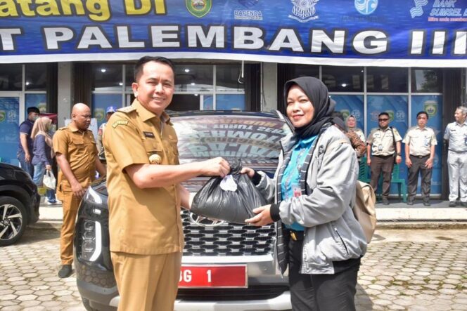 
Pj Gubernur Agus Fatoni Berikan Apresiasi dan Bagikan Sembako Kepada Warga Taat Membayar Pajak