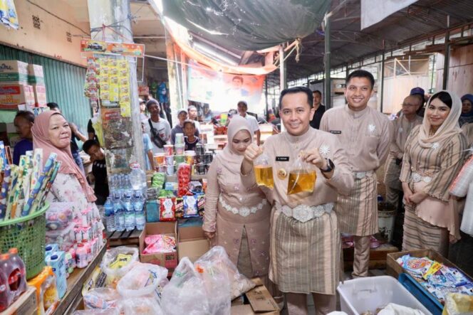 
Pj Gubernur dan Pj Ketua TP PKK Sumsel Bagikan Bantuan Sembako ke Pedagang dan Pengemudi Bentor di Pasar Indralaya