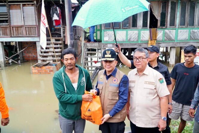 
					Pj Gubernur Agus Fatoni Tinjau Lokasi Banjir di Muara Enim, Salurkan Bantuan untuk Warga Terdampak