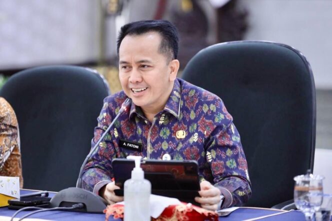 
					Pj Gubernur Agus Fatoni Atasi Kemiskinan Ekstrem Melalui Gerakan Orang Tua Asuh dan Bedah Rumah