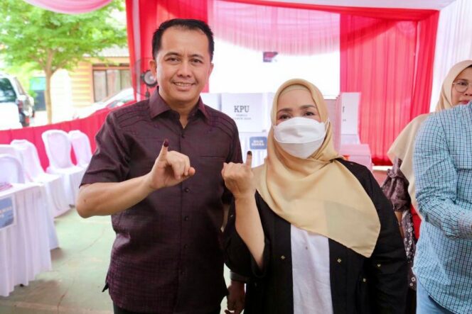 
Pj Gubernur Agus Fatoni Didampingi Pj TP PKK Gunakan Hak Suara di TPS 35 Palembang, Imbau Warga Ikut Sukseskan Pemilu Damai 2024