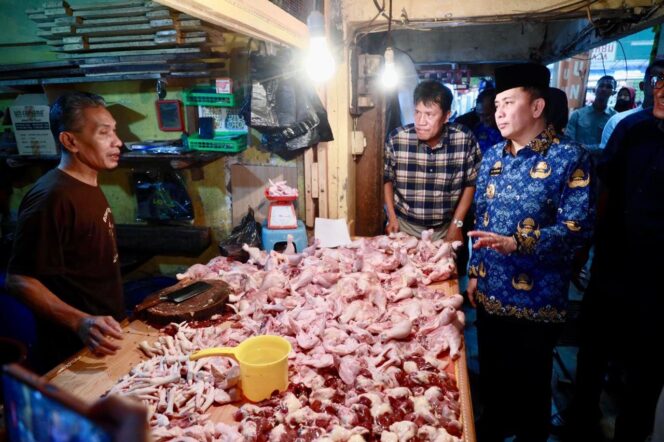 
Kunjungi Pasar Lemabang dan Pasar Sekip, Pj Gubernur Agus Fatoni Cek Harga Sembako