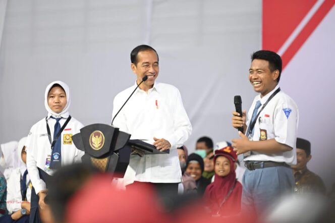 
Berikan Bantuan PIP di Sukoharjo, Presiden Jokowi: Semangat Belajar Agar Bisa Kuliah