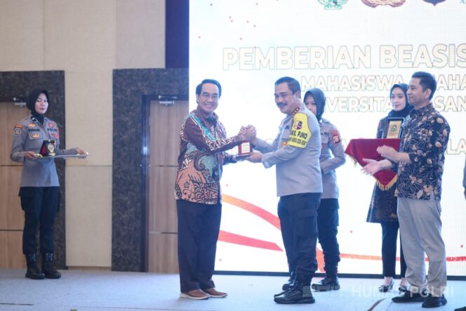 
Wakapolri Berikan Beasiswa ke Mahasiswa, Bentuk Dukungan Kepada Generasi Muda