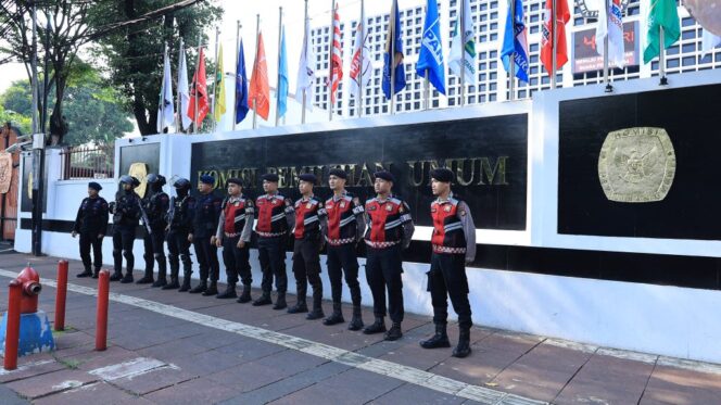 
Jelang Pengumuman Quick Count Pemilu, Ratusan Polisi Siaga Amankan Kantor Bawaslu