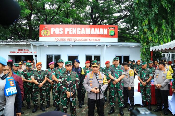 
Kapolri Bersama Panglima TNI Cek TPS Pemilu, Pastikan Pencoblosan Aman