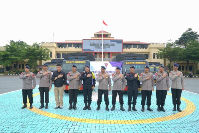 
Korbrimob Polri Beri Bantuan Kemanusiaan Terhadap Masyarakat yang Terdampak Bencana Alam di Jawa Tengah