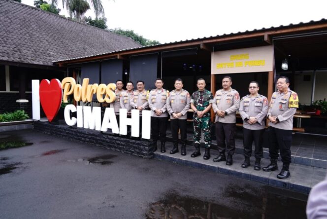 
Koorsahli Kapolri Kunjungi Polres Cimahi Tinjau Pemungutan Suara di TPS Bersama Wakapolda Jabar
