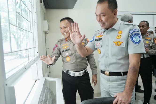 
Transformasi Digitalisasi, Kakorlantas Tinjau Samsat Digital Terminal Leuwipanjang