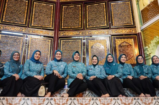 
Didampingi Pj Ketua TP PKK Sumsel Tyas Fatoni, Ketum TP PKK Pusat Tri Tito Karnavian Kunjungi Al-Qur’an Al-Akbar Gandus