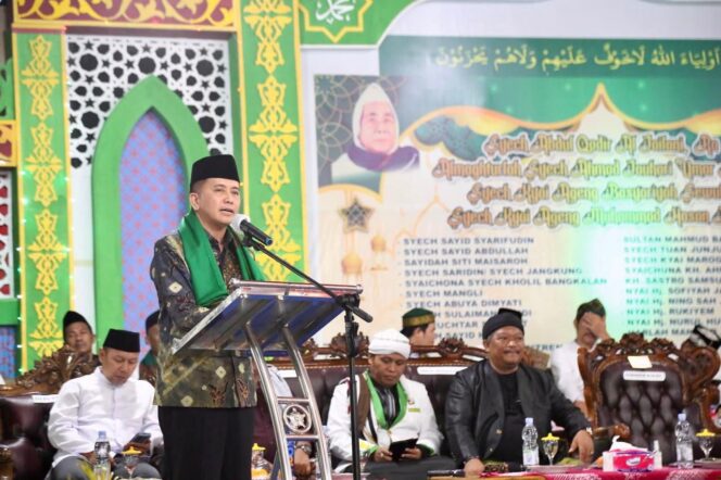 
					Pj Gubernur Agus Fatoni Salurkan Sembako untuk Santri Serta Bantuan Dana Ponpes Darussalam Tegal Rejo OKU Timur