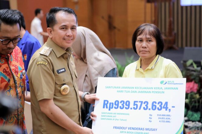 
Pj Gubernur Agus Fatoni Beri Santunan Jaminan bagi Tenaga Kerja