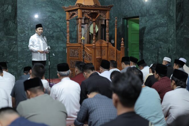 
Pj Gubernur Agus Fatoni Kompak Bersama Forkopimda-Kepala BUMN/BUMD Salat Tarawih di Masjid Ar-Ra’iyah DPRD Sumsel