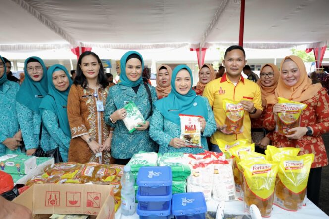 
Bantu Masyarakat, Pj Ketua TP PKK Sumsel Tyas Fatoni Harapkan Pasar Murah terus Dimasifkan