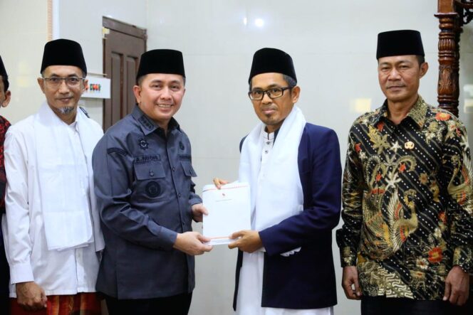 
Pj Gubernur Sumsel Agus Fatoni Berikan Bantuan Kemakmuran Masjid di Kota Prabumulih