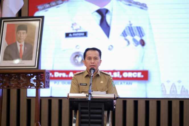 
Pj Gubernur Agus Fatoni Beri Penghargaan Anugrah Paritrana Award 2023 Tingkat Provinsi Sumsel untuk Pemda dan Badan Usaha
