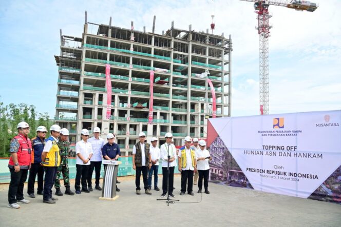 
Presiden Jokowi Lakukan Topping Off Hunian ASN dan Hankam di IKN