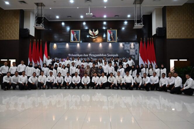 
Sesmensetneg Lantik 77 Orang PPPK di Lingkungan Setkab dan Kemensetneg