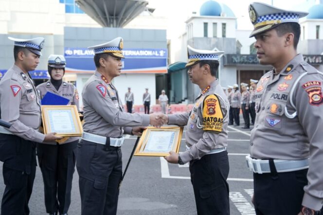 
Ungkap Kasus Tabrak Lari dengan ETLE, Kakorlantas Polri Berikan Penghargaan